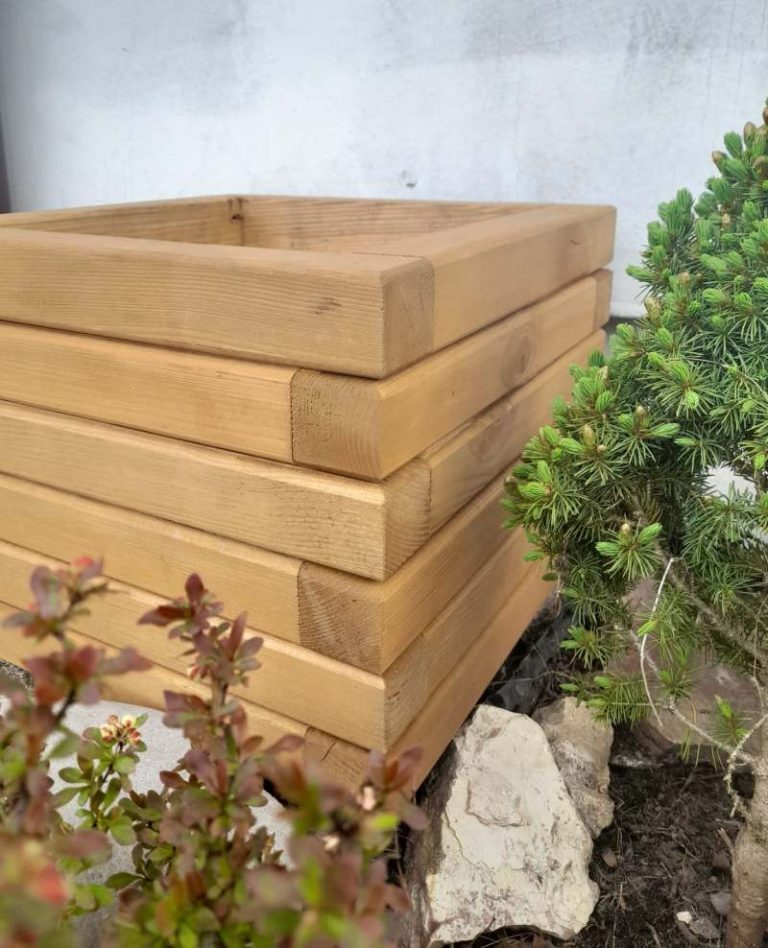 Ogród z charakterem – drewniane donice jako element dekoracyjny