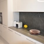 Kuchnia otwarta z salonem – jak połączyć nowoczesne meble kuchenne na wymiar z przestrzenią dzienną?