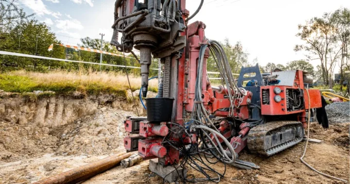 Wiertnica wykonująca pionowy odwiert geotermalny na działce pod budowę domu w Małopolsce