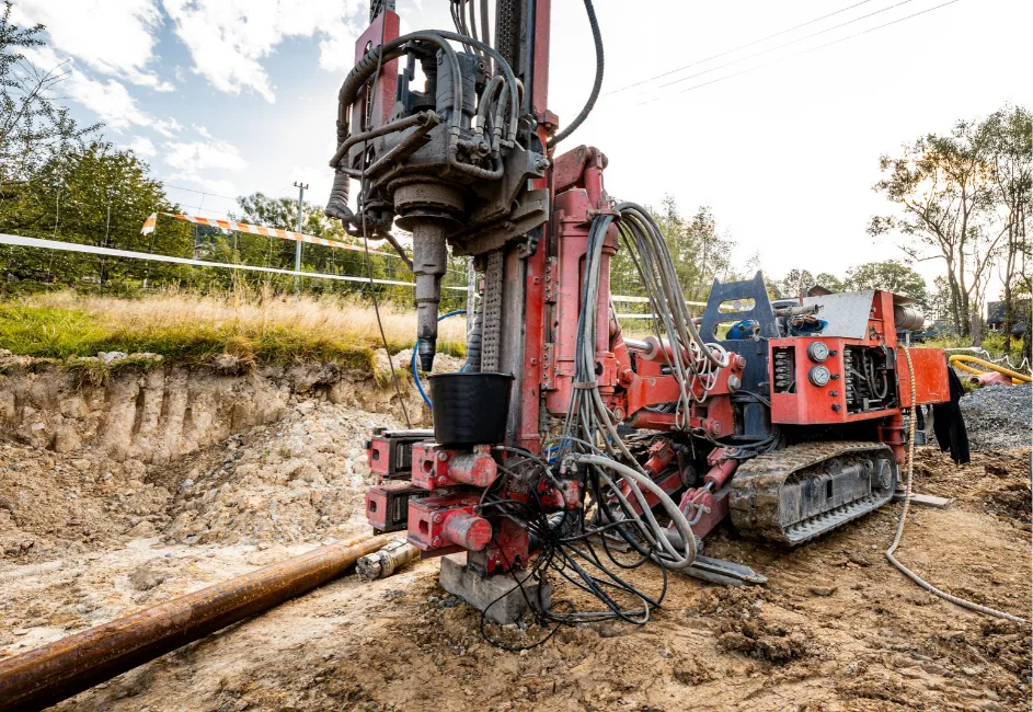 Wiertnica wykonująca pionowy odwiert geotermalny na działce pod budowę domu w Małopolsce